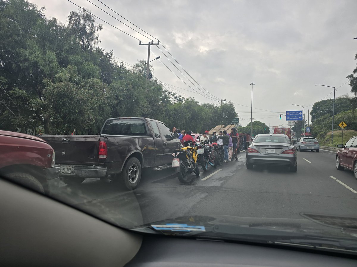 lizespinu's tweet photo. Picacho Ajusco dirección al Ajusco, tráfico intenso por camionetas detenidas a la altura de six flags @OVIALCDMX https://t.co/qd8EPZVSTo