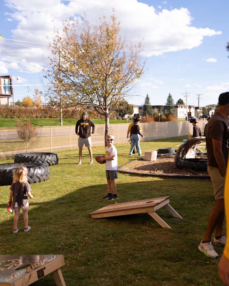 wyo_mbb's tweet image. Fall in Laramie 🤠🍁
Homecoming with the Pokes on campus.