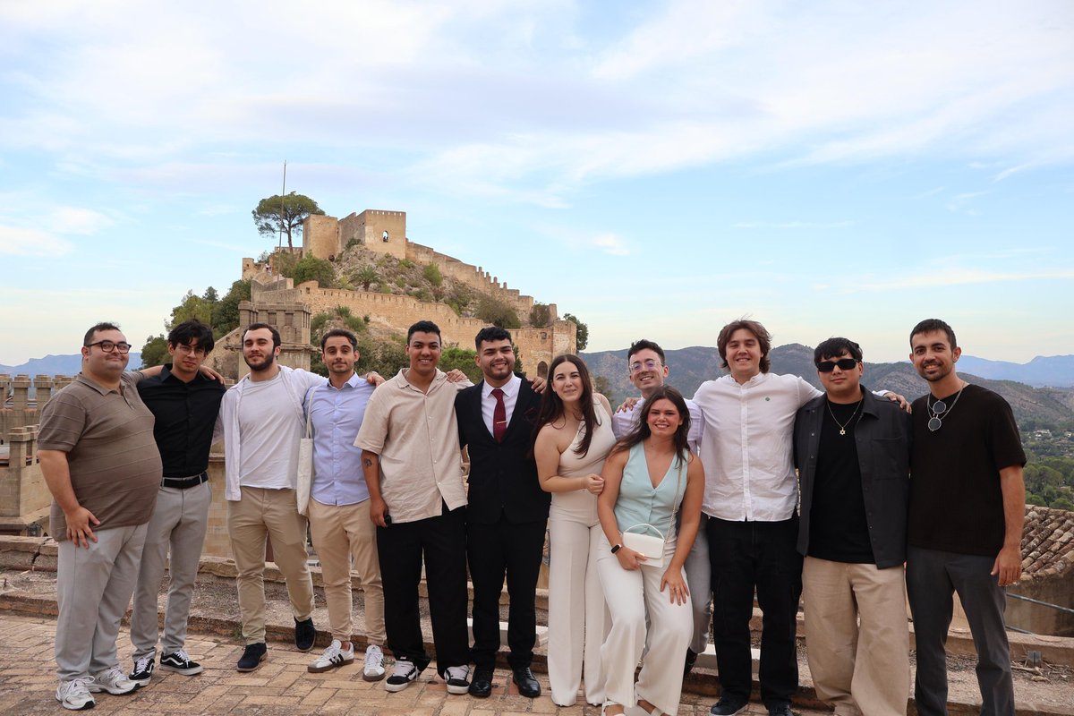 NotSenkroh's tweet photo. Allá donde nos veis nos conocemos desde que tenemos 8 años(Javi Chema, Izan y yo) y otros desde los 12-16 años y el tío trajeao se casa. Os quiero mucho hermanos tanto los que salen en la foto, como los que no pudieron venir.
Me ha tocado la lotería con cada una de mis amistades https://t.co/cZcenbTjdg