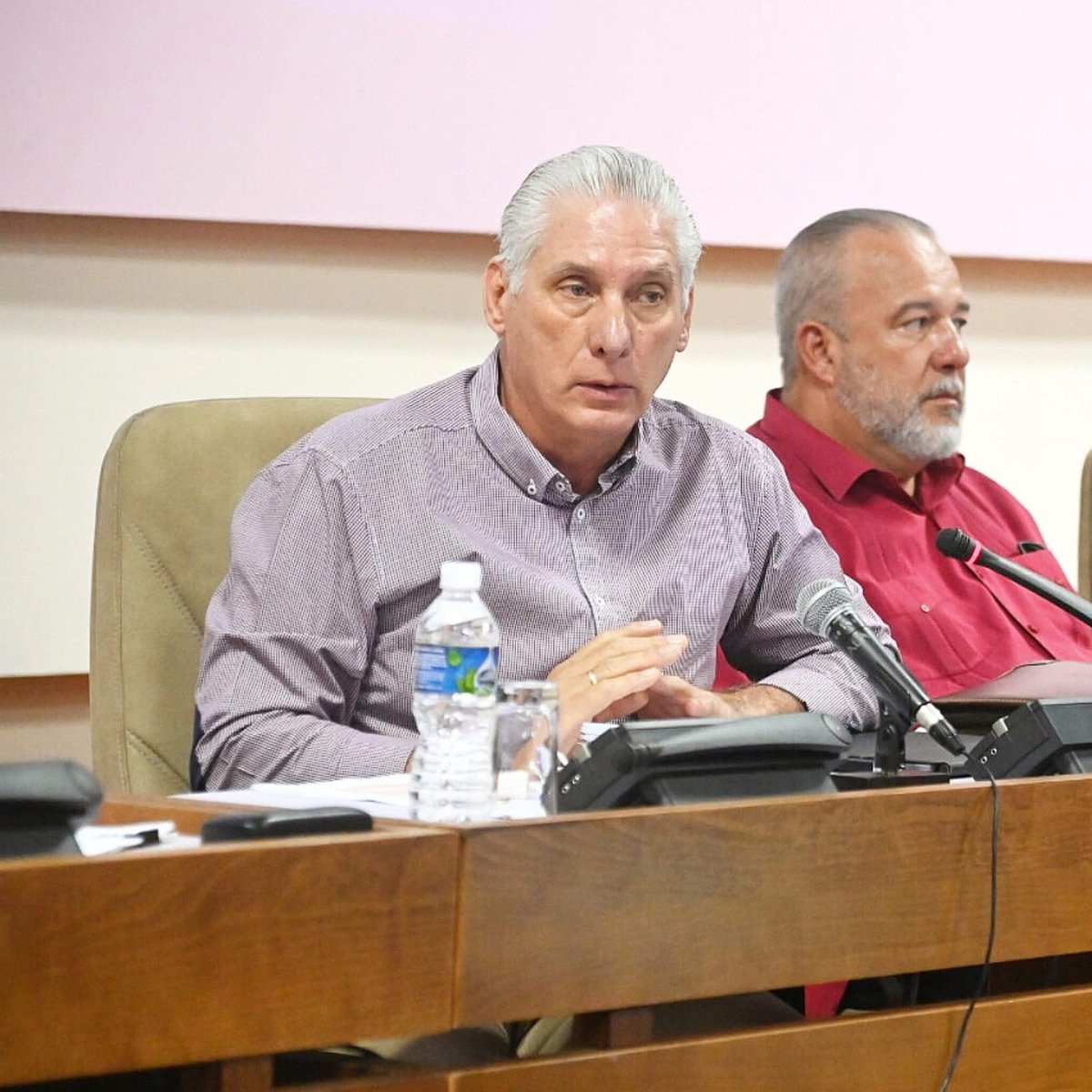 MagJorgeCastro's tweet image. ⚠️⚠️#Ahora. Díaz-Canel amenaza a los cubanos que protestan en La Habana durante reunión con militares:

“Los reclamos de la población son legítimos, pero tienen que hacerse en los lugares establecidos: en el Partido, en las instituciones del Gobierno y del Estado. 

Nadie está…