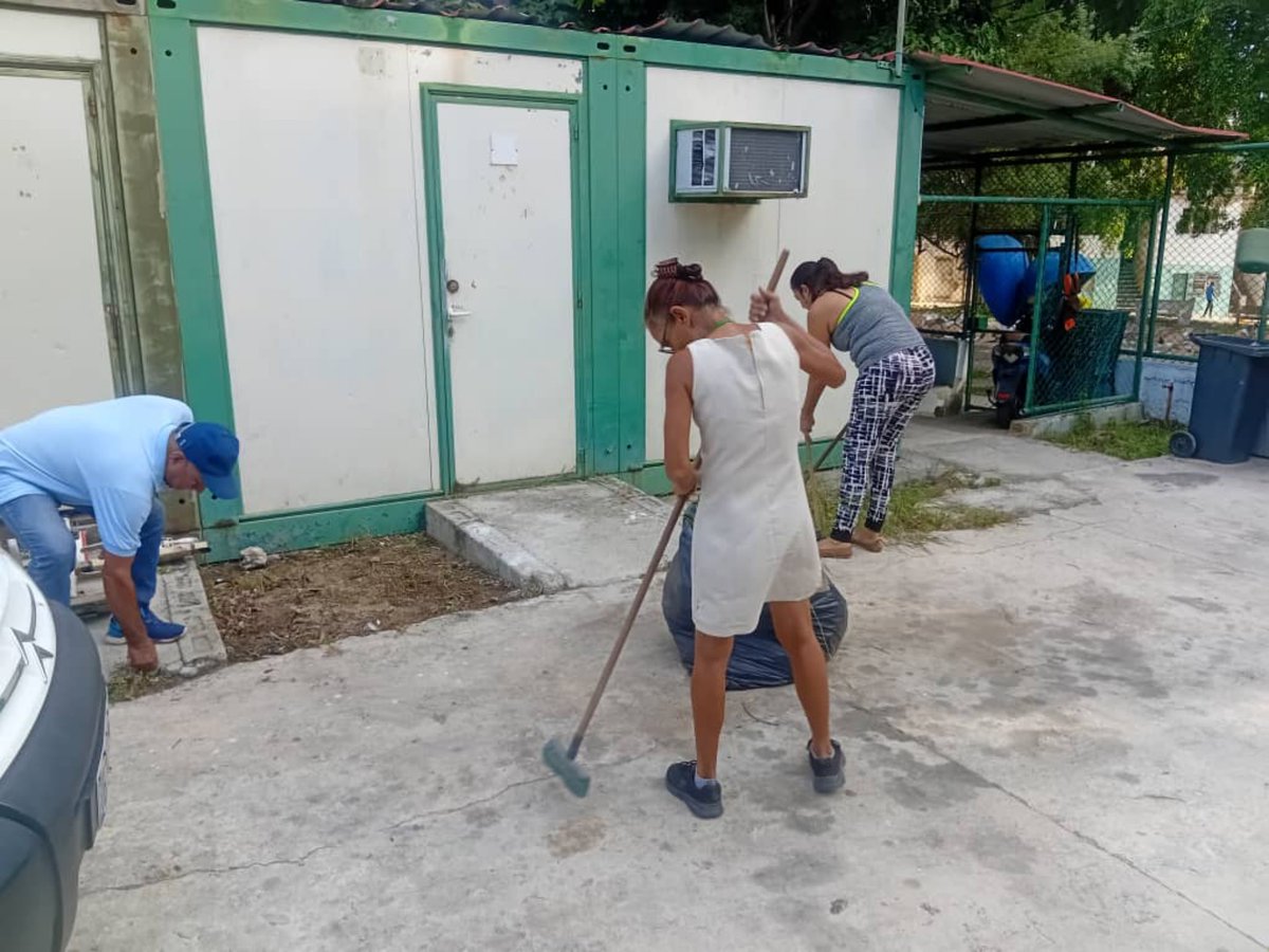 MayraArevich's tweet photo. Los jóvenes y trabajadores de ETECSA_Cuba de la región Norte de La Habana limpiaron los alrededores de su centros y se sumaron a las acciones de chapea y recogida de desechos sólidos en el barrio en transformación #ElFanguito del municipio Plaza.
#ConPlazaEnElCorazón https://t.co/fnQyHSP0BU