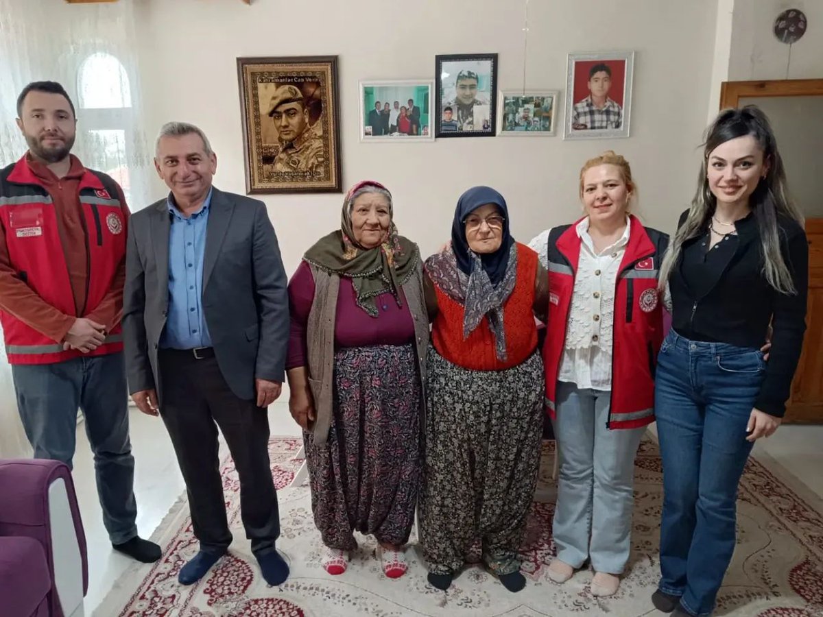 konyaashim's tweet photo. #2025AileYılı kapsamında, Akşehir SHM Müdürlüğü'nden gönülden vefa ziyaretleri gerçekleştirildi. Aziz Şehitlerimizin emaneti olan değerli aileleri evlerinde ziyaret edildi.

@tcailesosyal
@ashb_sehitgazi
@neseliabdullah https://t.co/oqIt5vl7LP