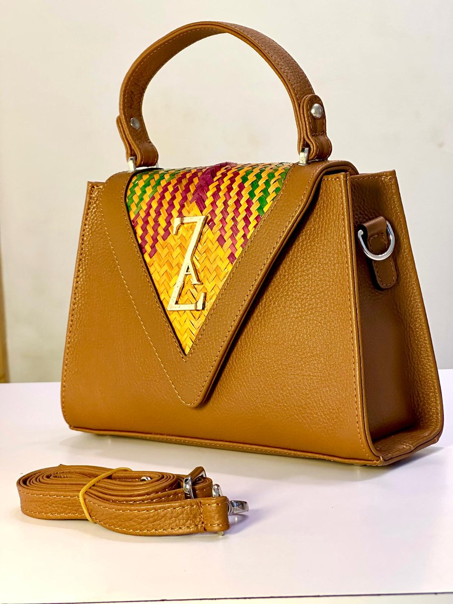 ZamanyAccessory's tweet photo. 🇫🇷 Attendez une seconde… avez vous bien vu ce marron? 😍🤌🏽

 🇺🇸 Wait a sec… did you really see that brown one?! 😍🤌🏽

#Zamany #zamanyaccessory #brownoutfit #Handbags https://t.co/1hSdrWx5vH