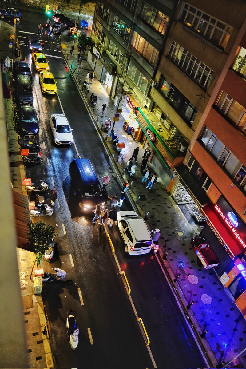 Kurtuluş cad24 saat dolmadan aynı yerde4araç yolu ikiye bölen demirlerin üzerine çıktı demirler adeta tuzak gibi  insanlara yazık oluyor.bu demirler acilen sökülmeli zaten cadde trafiğine faydası değil zararı oldu.
<a href="/istanbulbld/">İstanbul Büyükşehir Belediyesi</a> <a href="/SisliKaymakam/">Şişli Kaymakamlığı</a> <a href="/BellekSisli/">Bellek Şişli</a> <a href="/IBBcozummerkezi/">İBB Çözüm Merkezi</a>