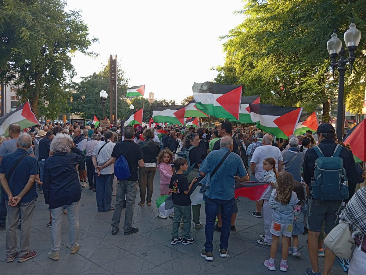 CGTReus's tweet image. 📢Unes 2000 persones s&apos;han manifestat a Tarragona aquest dissabte, demanant el #BoicotIsrael, el trencament total de relacions amb l&apos;estat sionista, la fi del genocidi i la llibertat de les activistes de la #GlobalSumudFlotilla  

Seguim!
🇵🇸 #PalestinaLliure #StopGenocideInGaza
