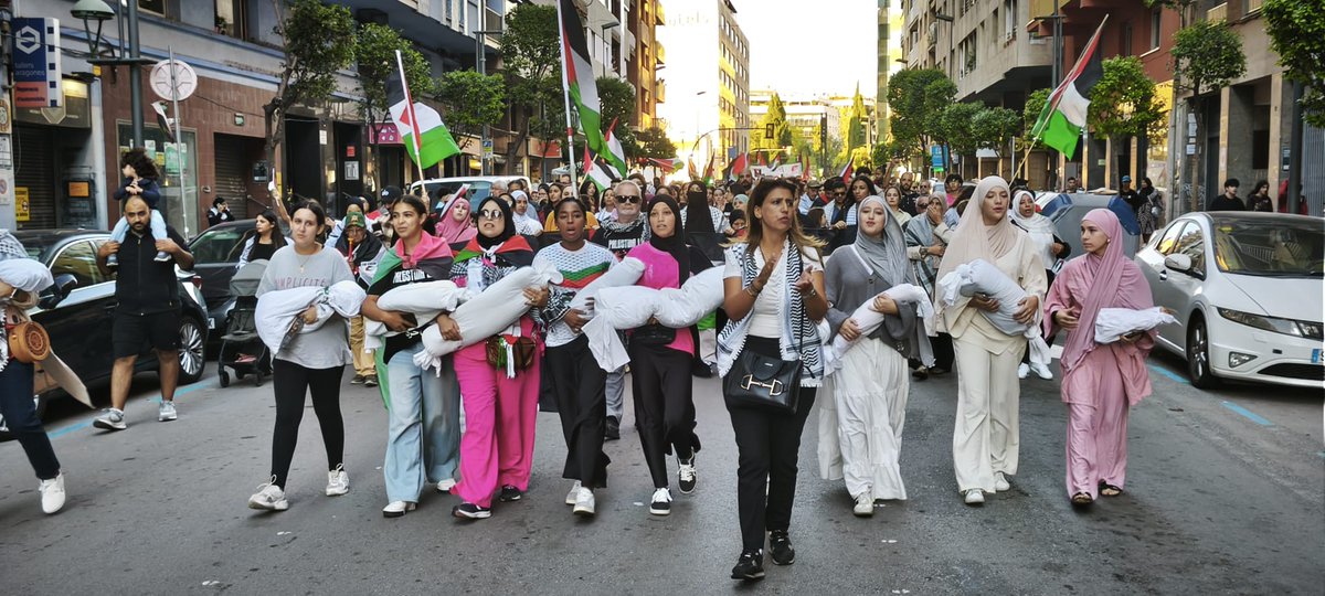 CGTReus's tweet image. 📢Unes 2000 persones s&apos;han manifestat a Tarragona aquest dissabte, demanant el #BoicotIsrael, el trencament total de relacions amb l&apos;estat sionista, la fi del genocidi i la llibertat de les activistes de la #GlobalSumudFlotilla  

Seguim!
🇵🇸 #PalestinaLliure #StopGenocideInGaza
