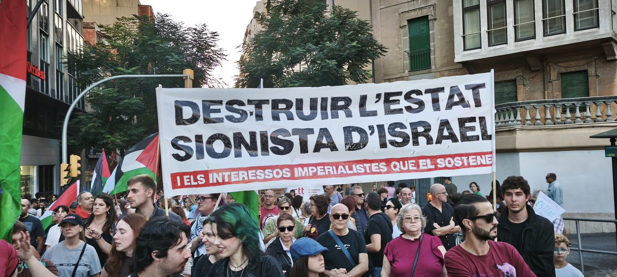 CGTReus's tweet image. 📢Unes 2000 persones s&apos;han manifestat a Tarragona aquest dissabte, demanant el #BoicotIsrael, el trencament total de relacions amb l&apos;estat sionista, la fi del genocidi i la llibertat de les activistes de la #GlobalSumudFlotilla  

Seguim!
🇵🇸 #PalestinaLliure #StopGenocideInGaza