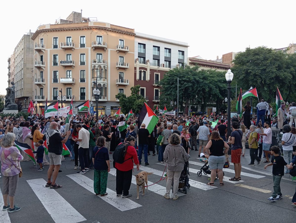 CGTReus's tweet image. 📢Unes 2000 persones s&apos;han manifestat a Tarragona aquest dissabte, demanant el #BoicotIsrael, el trencament total de relacions amb l&apos;estat sionista, la fi del genocidi i la llibertat de les activistes de la #GlobalSumudFlotilla  

Seguim!
🇵🇸 #PalestinaLliure #StopGenocideInGaza
