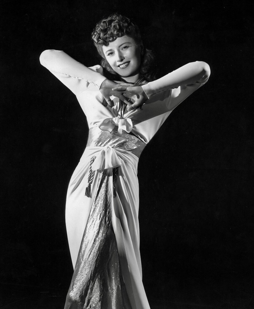 ForeverLouiseB1's tweet photo. And one more of Barbara, 1941. https://t.co/qvknYFLqmv