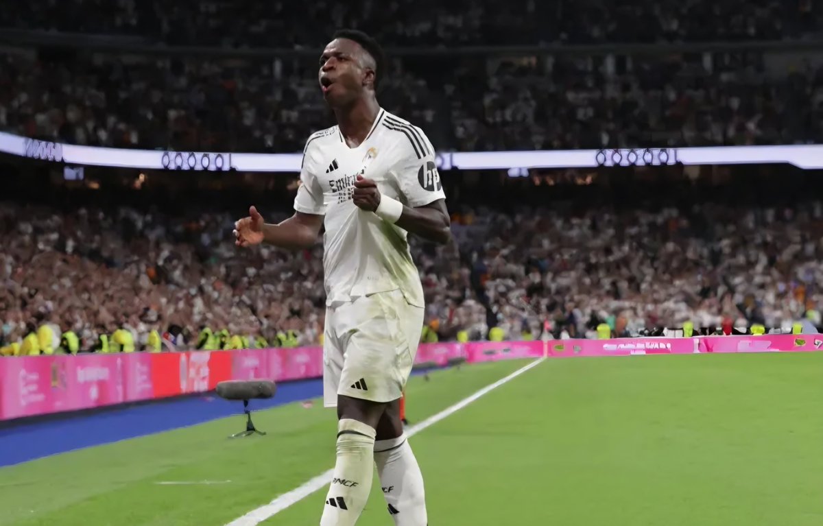 CricUniverse7's tweet photo. #RealMadridVillarreal update :
Real Madrid beat Villarreal by 3 - 1 in the latest match of #LaLiga
Vinicius junior score 47' 69' ( Pen )
Kylian Mbappe 81'
#RMAVLL #RealMadridVillarreal #RohitSharma𓃵 #RohitSharma #SalmanKhan #SPAAJA #オールスター感謝祭25秋 #Balenciaga https://t.co/aTJdPnXZsL