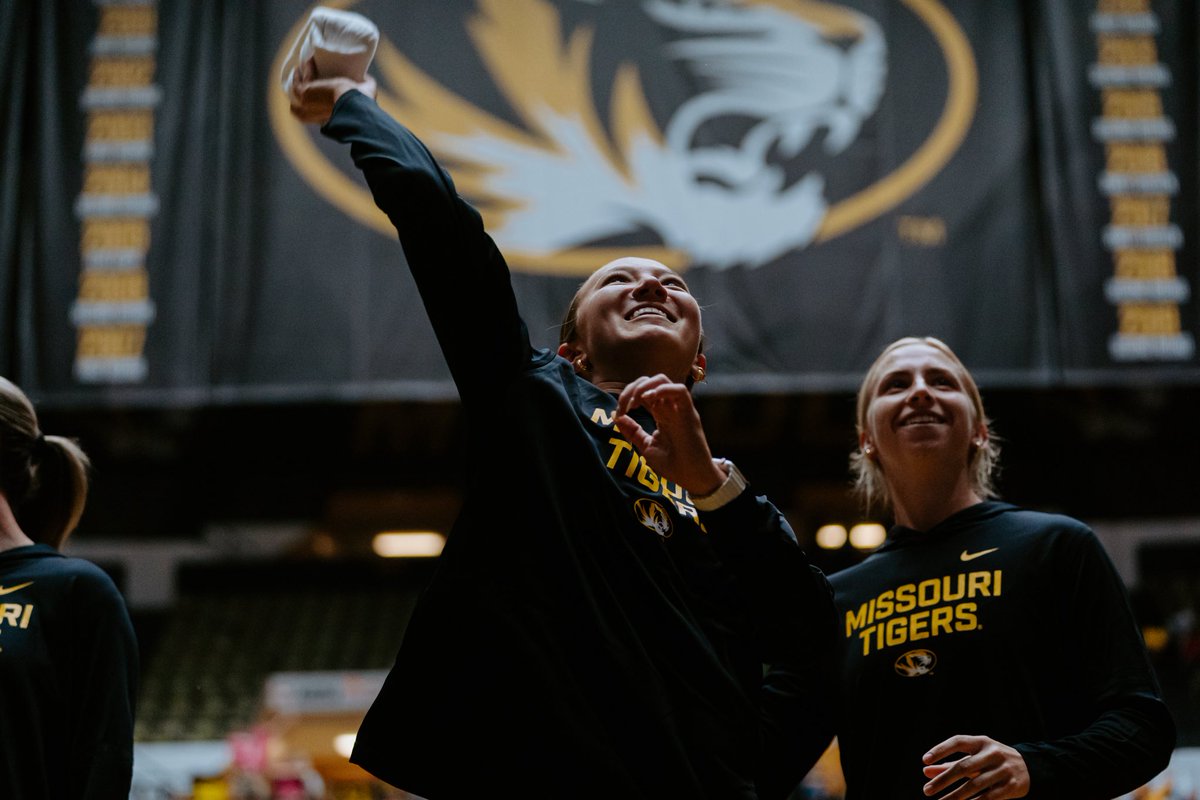 MizzouSoccer's tweet photo. Had a blast tossin’ t-shirts at @MizzouVB 🥳
#MIZ 🐯 | #RHEN https://t.co/JL0oDIpuyr