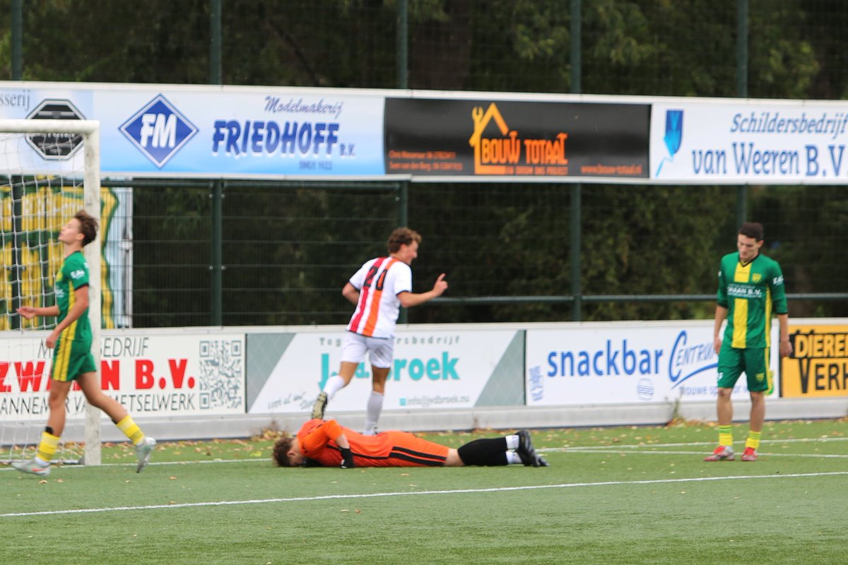 Prachtige uitoverwinning van <a href="/SVC_08/">SVC'08</a> bij <a href="/Voorschoten97/">Voorschoten'97</a> met 0-4, na 0-2 ruststand. Lukas scoort met de 0-3 zijn eerste doelpunt voor het eerste!!