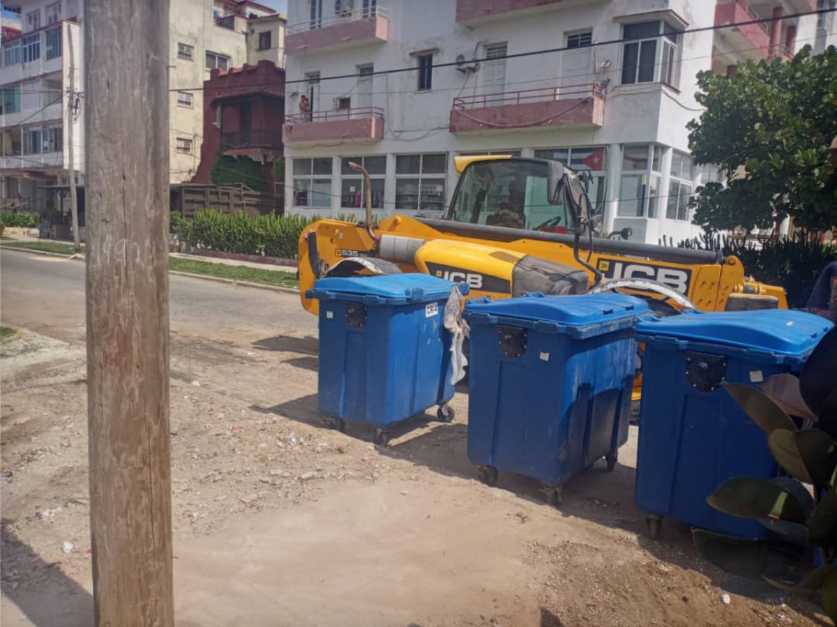 Nuevamente hoy se unieron los compañeros de Comunales, a Maikel de <a href="/ETECSA_Cuba/">ETECSA</a> con su cargador y a la Coordinadora Política Yunia para apoyar en la recogida de desechos sólidos en el consejo popular Rampa. En esta ocasión dejaron limpia la esquina de 11 y L.
#ConPlazaEnElCorazón