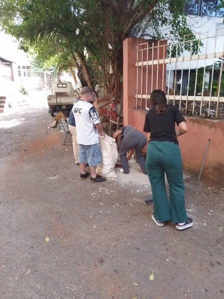 MayraArevich's tweet photo. Los trabajadores del Instituto de Neurología y Neurocirugía realizaron hoy labores de limpieza en los alrededores de su institución.
#HigieneEsSalud
#ConPlazaEnElCorazón https://t.co/GQZ9Pws9hd