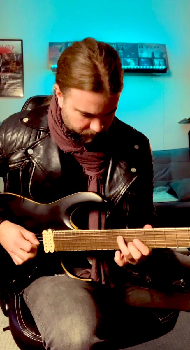 #newmusicseason 
Hola amigos/as,  les comparto otro pedacito de lo nuevo que estoy preparando junto a un grandísimo equipo creativo. En este video, Eric Juris rompiéndola en la guitarra con un solo magnífico 🤘🏻

instagram.com/reel/DPWy2aJjV…

#guitarsolo #rock