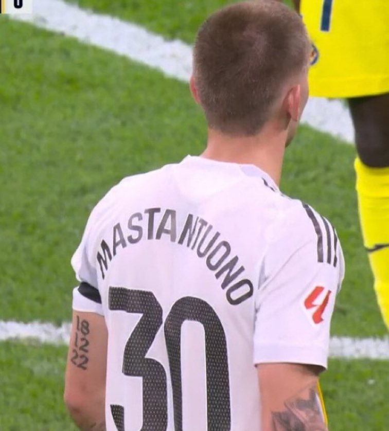 Cómo Mbappe vea el tatuaje lo va a deportar del equipo😭