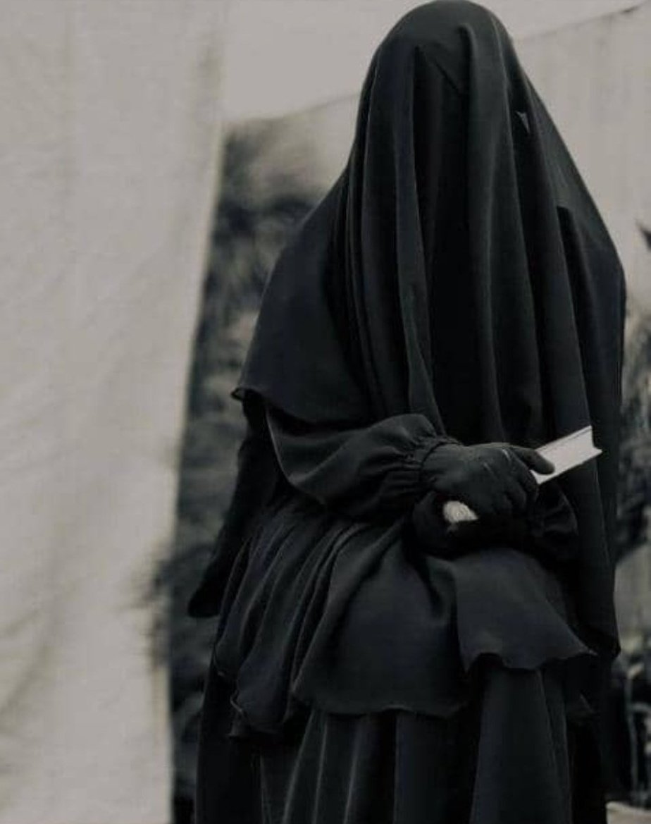 الشّجرة التي تحرسُها الأسُود لا تتسَلّقُها القُرُود، هكذا هي بُيوت الرِّجَال. 👑