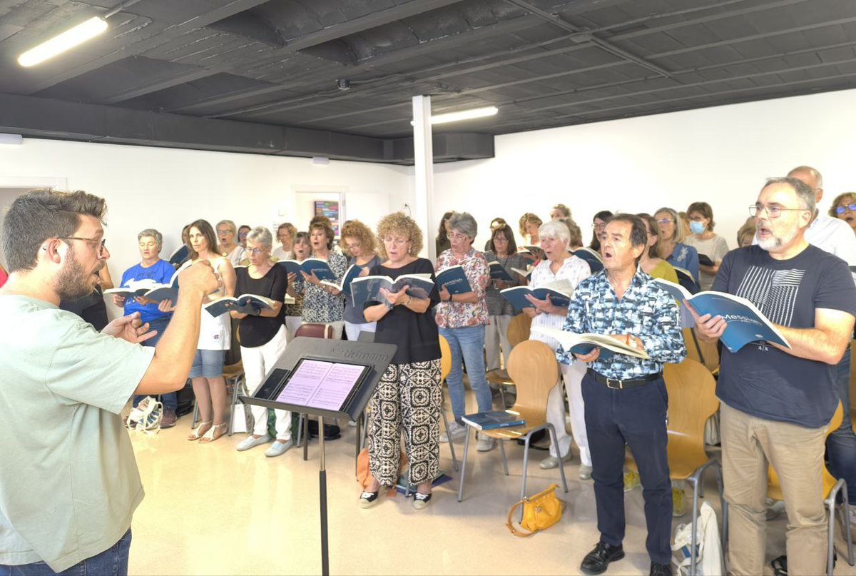 MessiesBcn's tweet photo. Uns setanta #cantaires #messiànics de #ponent i alguns que han vingut de les comarques tarragonines, han iniciat avui els #assaigs del #messiesparticipatiu al @orfeolleidata, sota la batuta del director-preparador Pol Pastor i amb el suport del pianista Bernat Bonjorn. https://t.co/ZjdkTjroh3