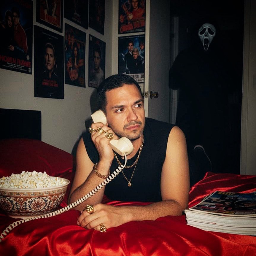 “Cuando la máscara cae, la verdadera pesadilla comienza… Nunca confíes en el teléfono… ni en quien llama desde el otro lado.” 👻 🔪 #halloween #trend #AI