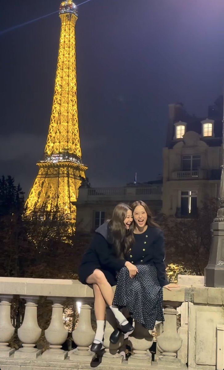 omgggggg my lovers in Paris ❤️‍🩹

NAMTANFILM POLO PFW
#NamtanFilmPoloRalphLauren