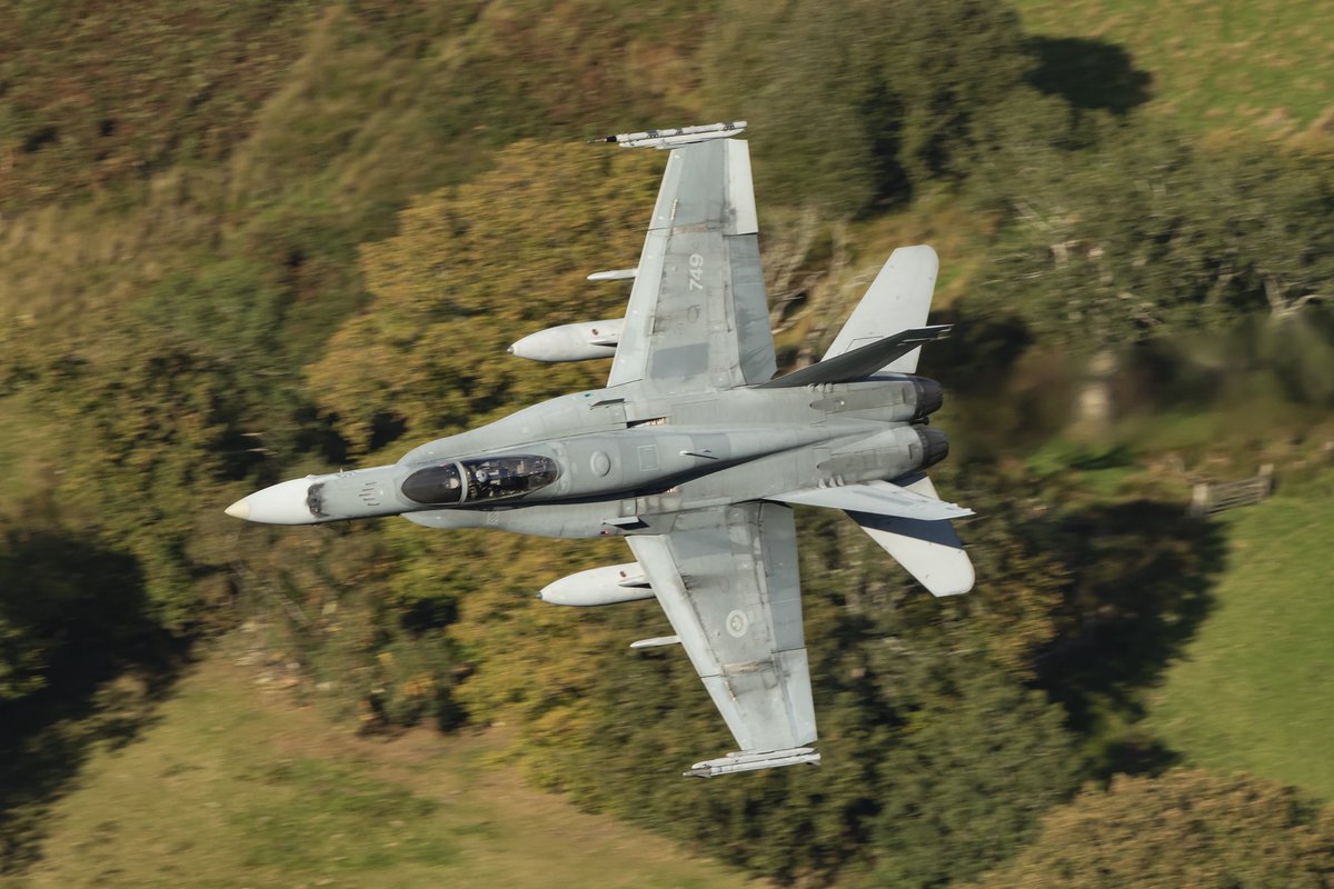 welshi233's tweet image. Royal Canadian Air force 🇨🇦 Low level training in The hills of Wales 🏴󠁧󠁢󠁷󠁬󠁳󠁿  @RCAF_ARC  #machloop  #f18  McDonnell Douglas F 18 Hornet