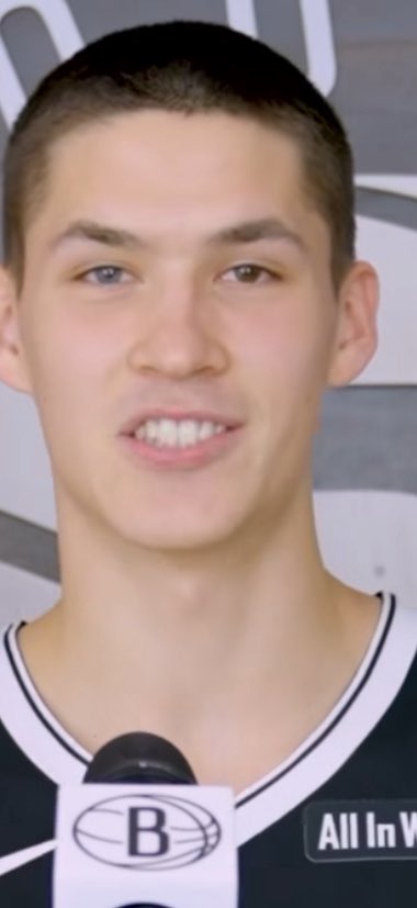 InvoluntaryFan's tweet image. Does our rookie have 2 different colored eyes?