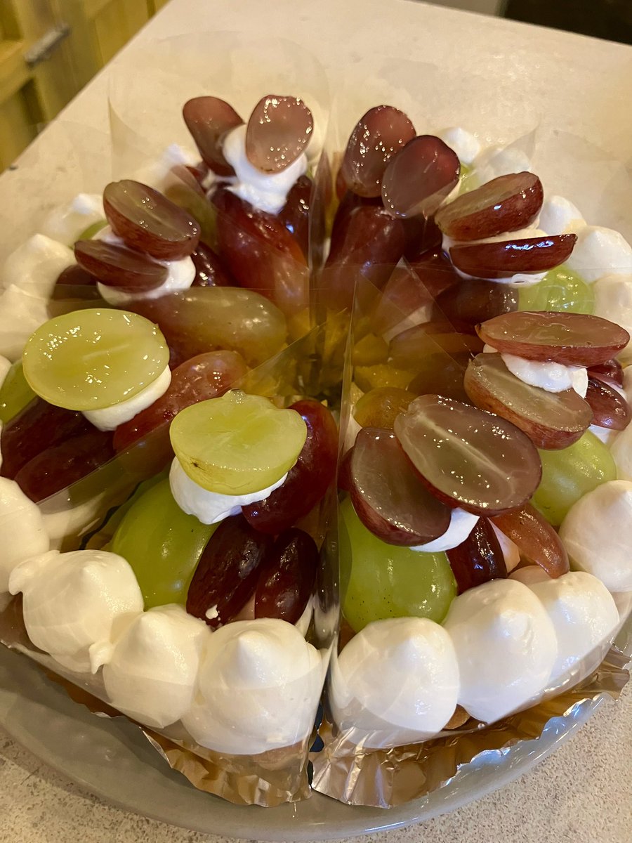 本日の日替わりスイーツは「ぶどうタルト 420円」です⭐️  
様々なぶどうを乗せてます🍇

今日は今月日曜日限定「牛すじ欧風カレー 1000円」もあります🐮

本日も11時より開店いたします🍛 
皆様のご来店を心よりお待ちしております🙇‍♀️