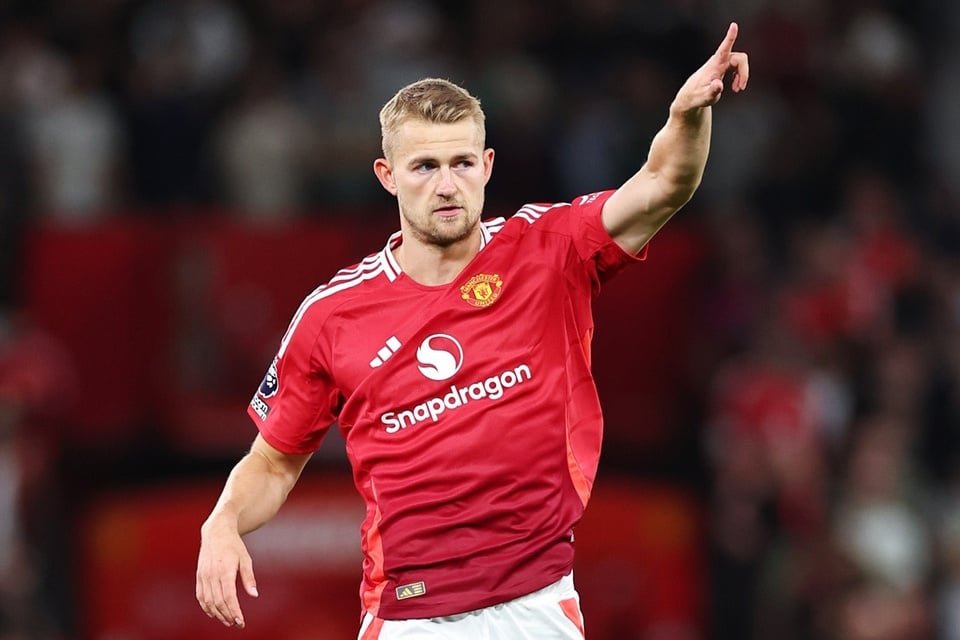 Hay una percepcion con Matthijs de Ligt de que por ser de la cantera de Ajax es un central más enfocado al pase, a la salida limpia y en realidad es lo más cercano a Vidic que ha tenido el United en años. Una bestia que le encanta defender y se mata por cada duelo.