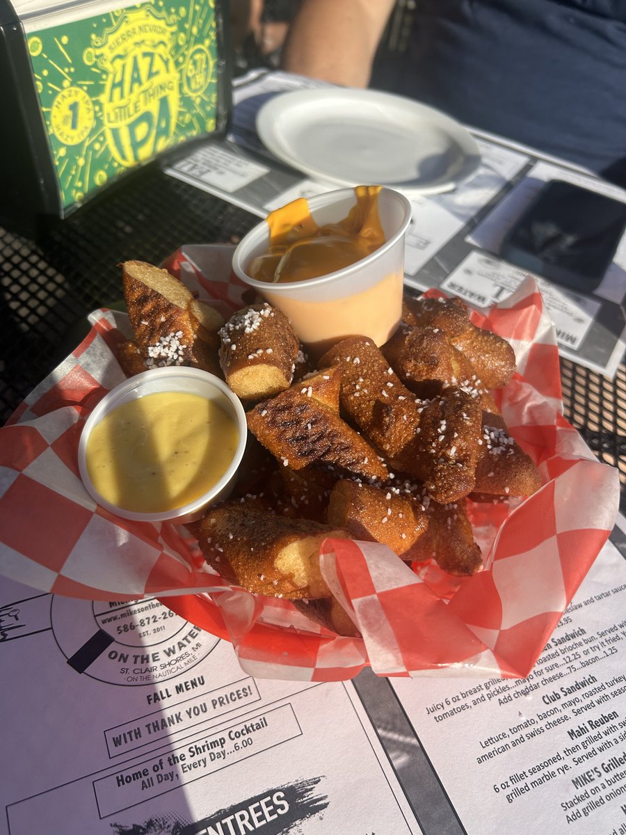 laurabagley4's tweet image. Can’t not eat outside today, it would be a crime ! #saturdayfun ☀️