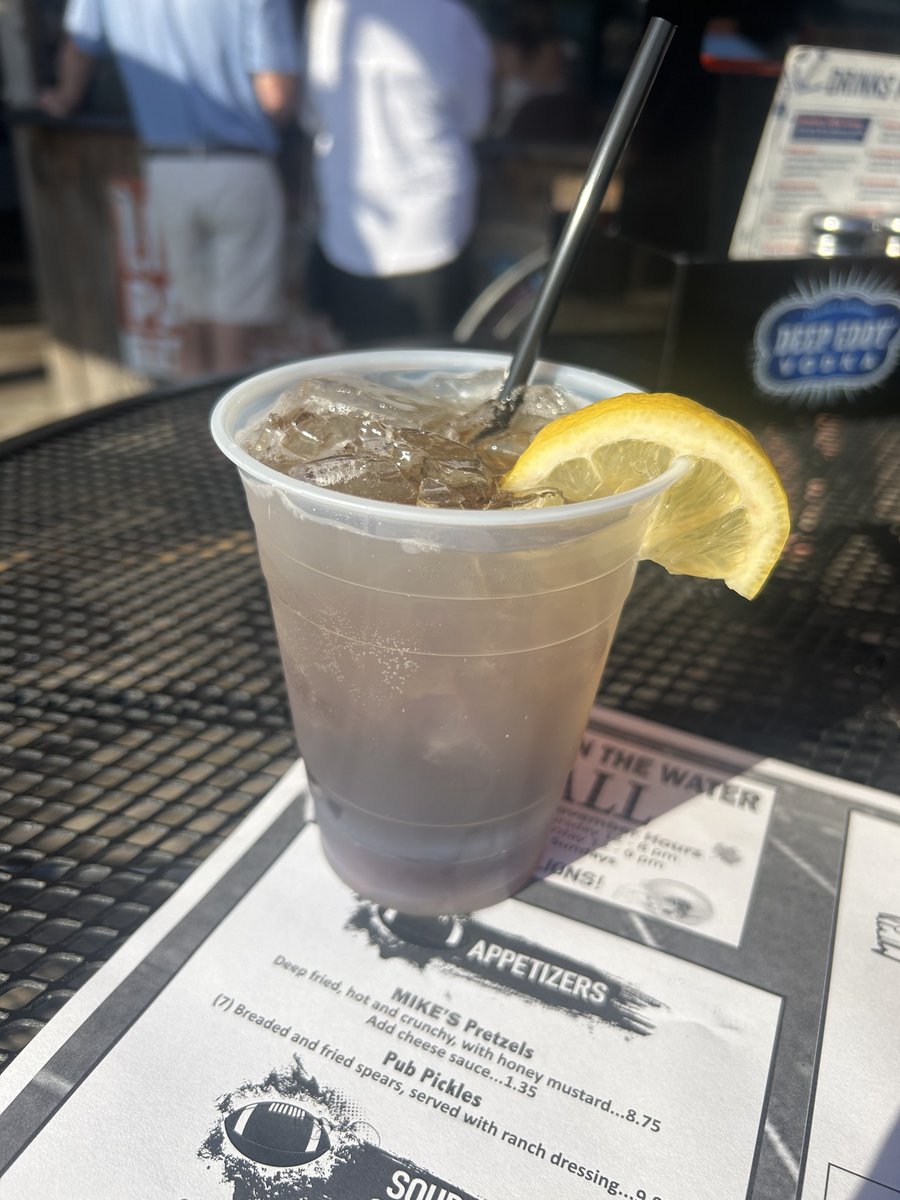 laurabagley4's tweet image. Can’t not eat outside today, it would be a crime ! #saturdayfun ☀️