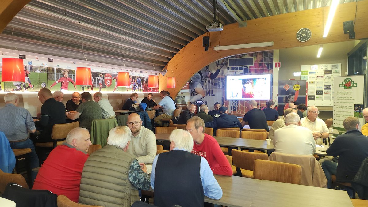 ernstvdhoek's tweet photo. In "de week van de scheidsrechter mocht ik samen met de KNVB en COVS afgelopen maandag aan 50 scheidsrechters en begeleiders bij Excelsior 31 in Rijssen een programma verzorgen. Na diverse stellingen die werden besproken ahv videobeelden een presentatie gegeven over communicatie. https://t.co/7drKokNQrR