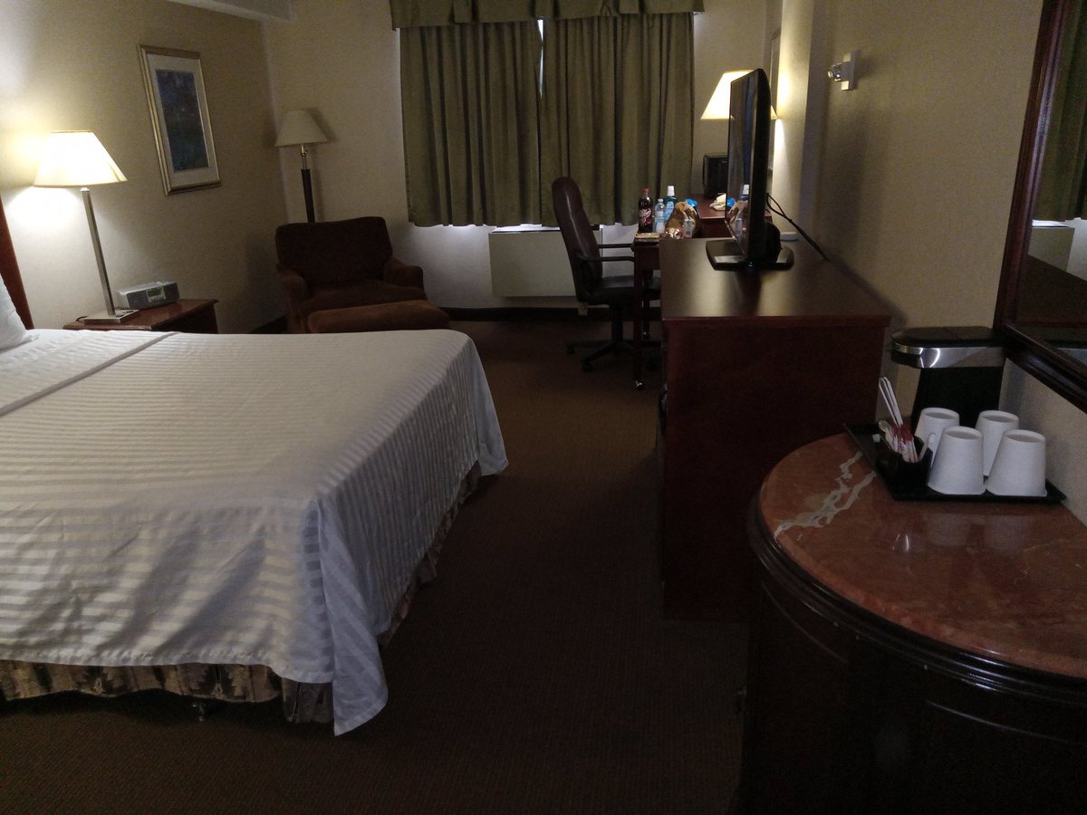 Richmond October 4 2025 my Hotel room today. Watching Toronto Blue Jays baseball 2025:Post Season vs NYY Game 1.🙂🍔🍟🥤🍔🍟🥤🍫⚾