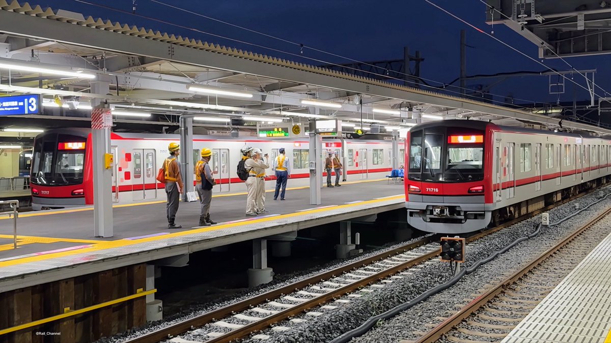 Rail_Channel's tweet photo. 2025.10.5 #春日部 駅 高架化工事。 #スカイツリーライン 下り仮設4番の試運転に #71717F 、仮設3番の試運転に #71716F が充当。一瞬並ぶも試運転表示同士では無く・・・。それから #野田線 #アーバンパークライン の接続は切れたままで、引き続き車両の行き来が出来ない状態
#70000系 https://t.co/TsqGsBnpgQ