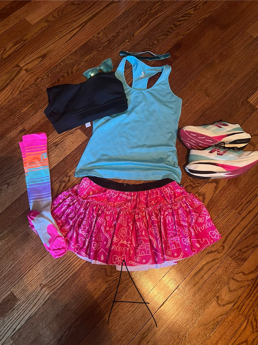 travel_run_lift's tweet image. If you’re scrolling 🛑!! Very important decision ‼️

Ok friends I need your help! Which pair of socks should I rock for my half tomorrow?? A or B? @PROCompression #keepittight #thisisveryimportant