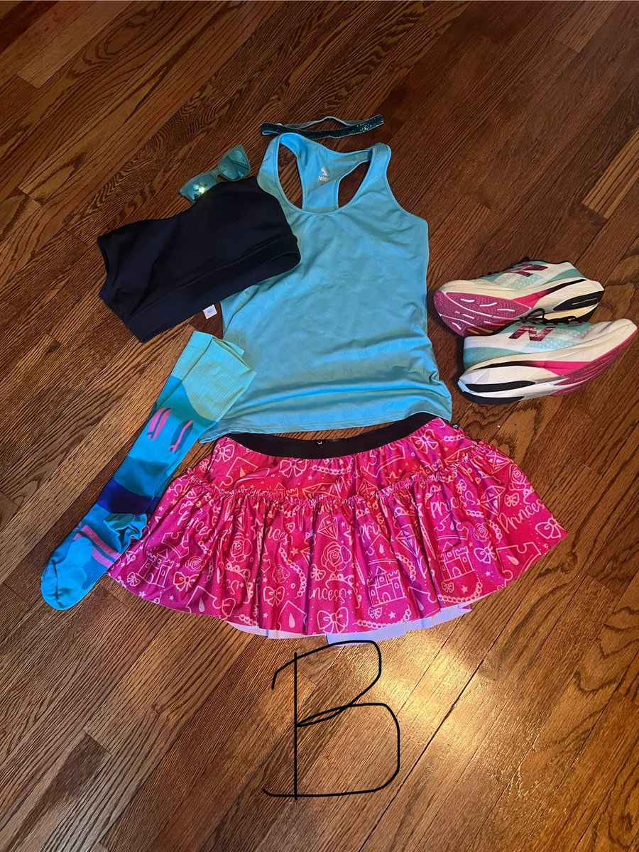 travel_run_lift's tweet image. If you’re scrolling 🛑!! Very important decision ‼️

Ok friends I need your help! Which pair of socks should I rock for my half tomorrow?? A or B? @PROCompression #keepittight #thisisveryimportant