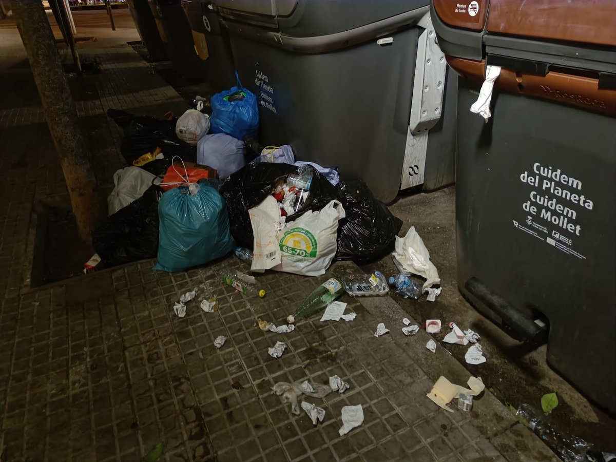 AlexRiguillo's tweet photo. C/Onze Setembre, #Mollet.

Viure amb 6 contenidors davant les finestres (cuina i habitacions) de casa.

Ens esteu fent viure en una deixalleria.

Dia #555.

@PSCMollet @molletopina @JuntsMollet @aramolleterc @EUiAMollet @residuscat @DiariSomMollet @el9nou_vor @sindicdegreuges https://t.co/KanZK3aYaM