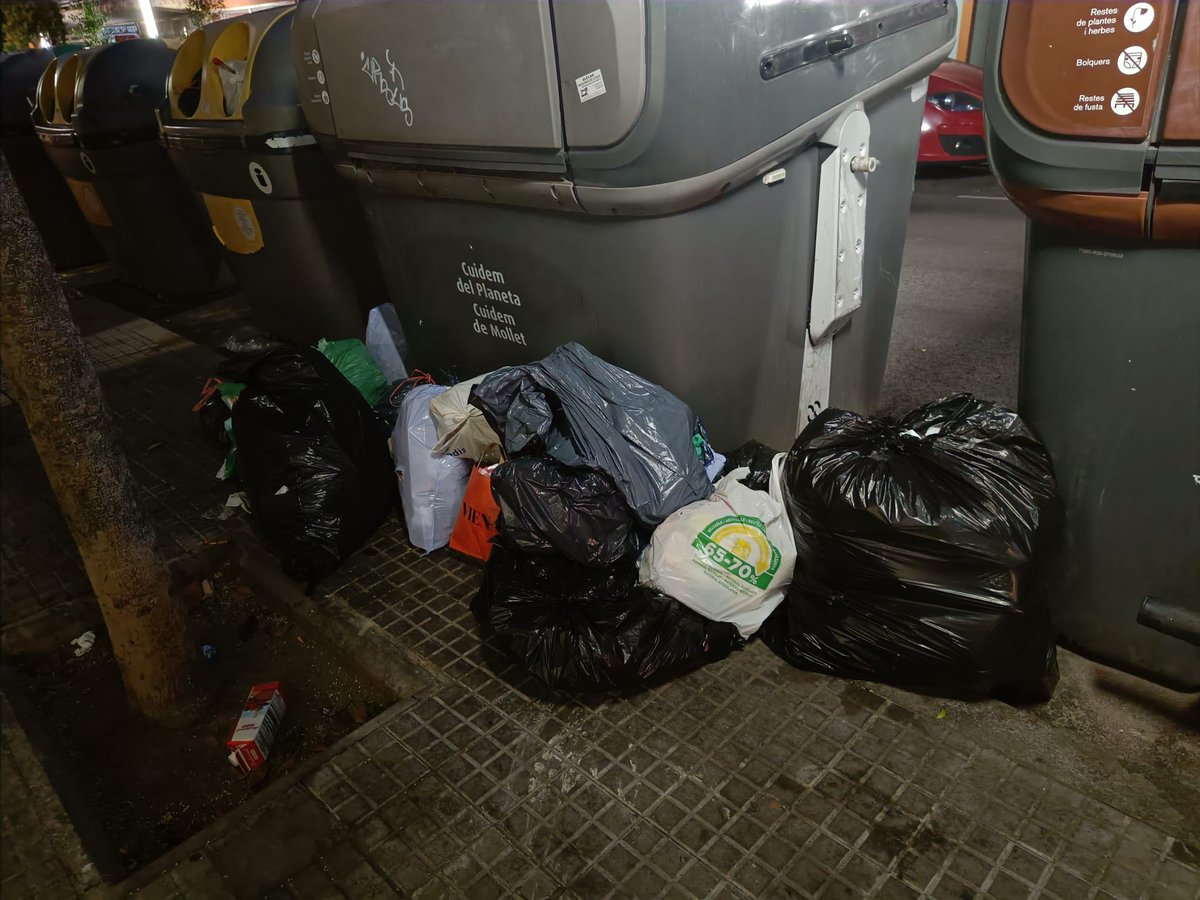 AlexRiguillo's tweet photo. C/Onze Setembre, #Mollet.

Viure amb 6 contenidors davant les finestres (cuina i habitacions) de casa.

Ens esteu fent viure en una deixalleria.

Dia #555.

@PSCMollet @molletopina @JuntsMollet @aramolleterc @EUiAMollet @residuscat @DiariSomMollet @el9nou_vor @sindicdegreuges https://t.co/KanZK3aYaM