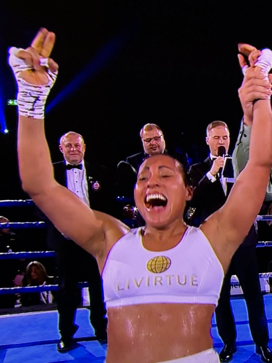 Queen C! Verdenmester i karrierens siste kamp🥊 Rått, <a href="/1LadyCecilia/">Cecilia Brækhus</a>!🙌🏼 Bør bli prisdryss og gullstol under Idrettsgallaen i januar.