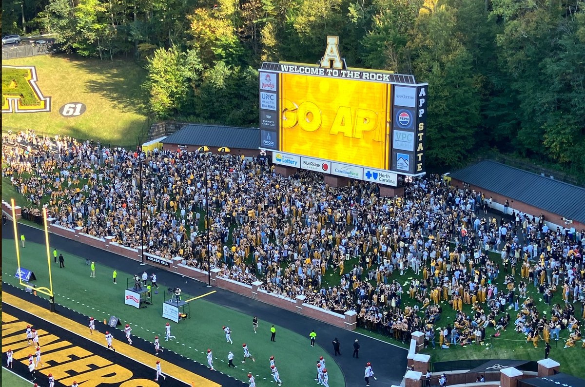 nickdaschel's tweet photo. This is a great scene and stadium vibe on a sunny day https://t.co/WZARRAWxCX