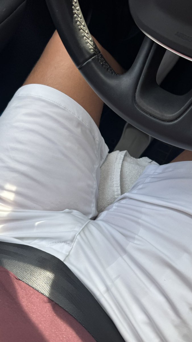 Me orine como 3 veces , no podía aguantar más