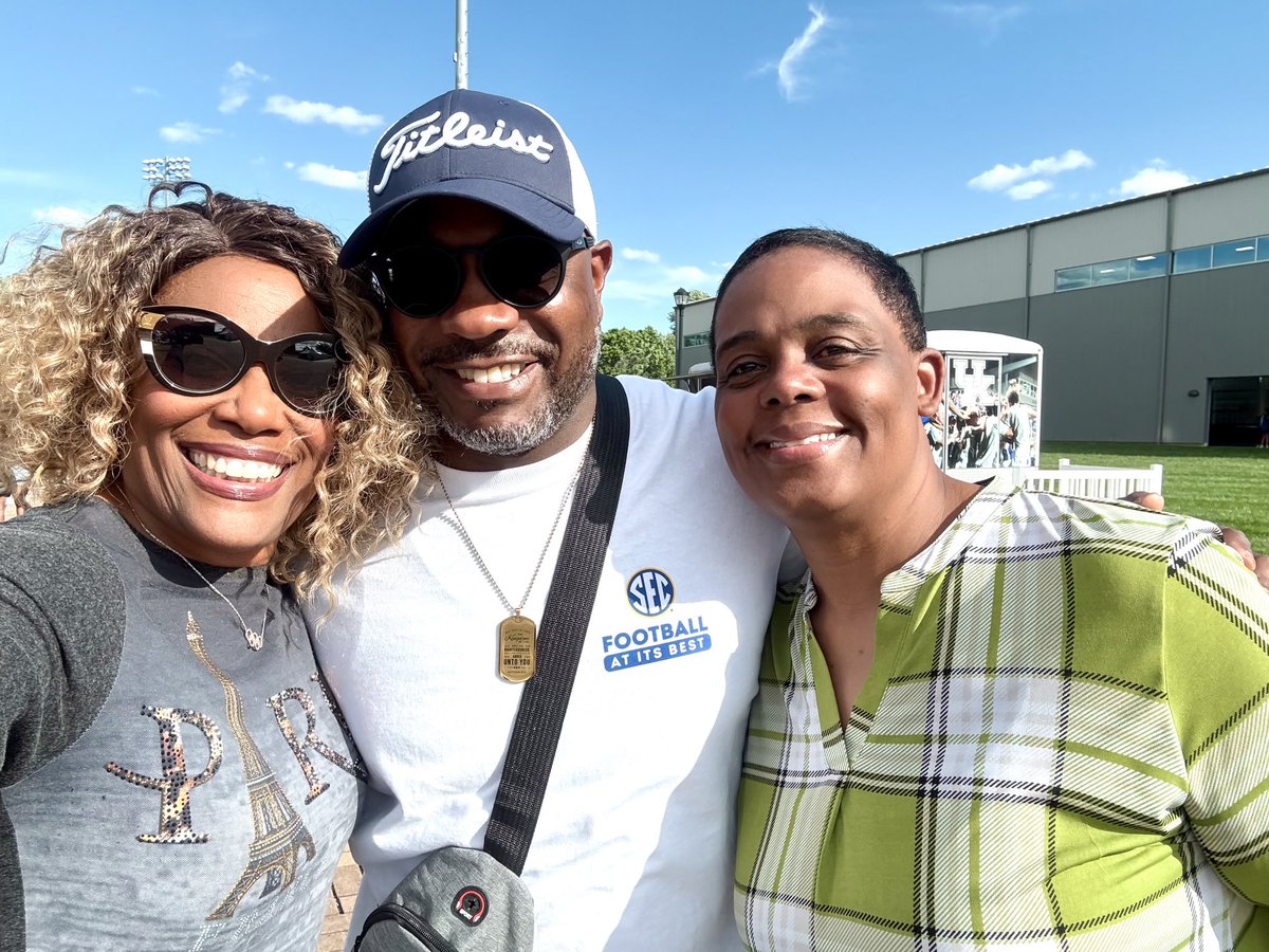My girl! ⁦<a href="/sbark1984/">Dr. Sharrieffa Barksdale OLY</a>⁩ and my wife ⁦<a href="/TaleesaWard/">Taleesa Ward</a>⁩ ⁦<a href="/SEC/">Southeastern Conference</a>⁩ ⁦<a href="/SECTrack/">SECTrack</a>⁩ Championships this past Spring 2025!