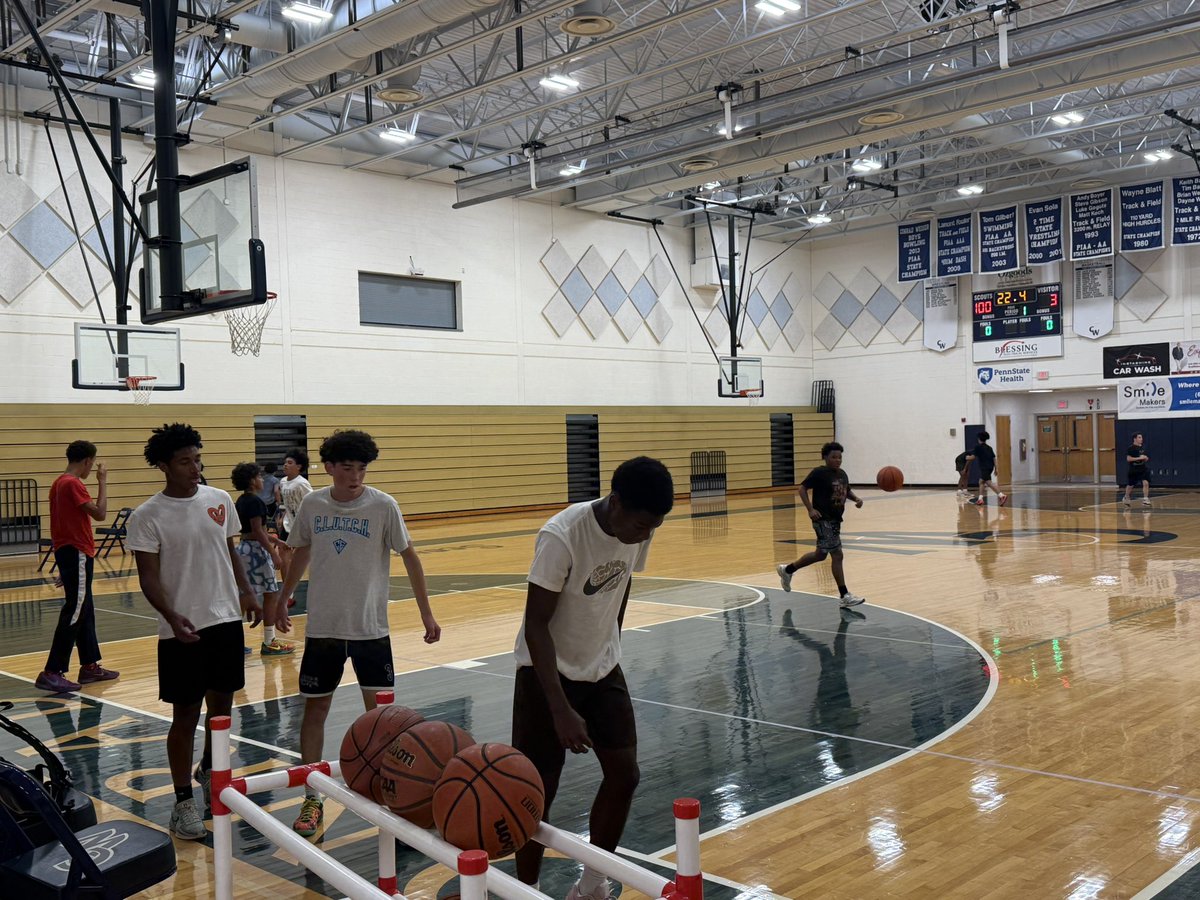 WeiserBoysHoops's tweet photo. #FallWorkouts #RUNtheTOWN https://t.co/Gtp7HGUFXf