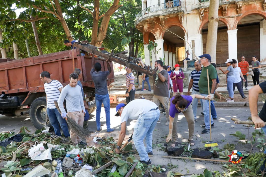 MeyvisEstevezE's tweet photo. Nuestra @UJCdeCuba en trabajo voluntario, donde toca, en el barrio, en nuestras comunidades. 

Aquí está la juventud cubana, que no espera, ¡actúa! 

Estaremos siempre donde seamos más útiles, pa' lo que sea!

#SiempreJoven #UnidosXCuba https://t.co/lM9EP68sU2