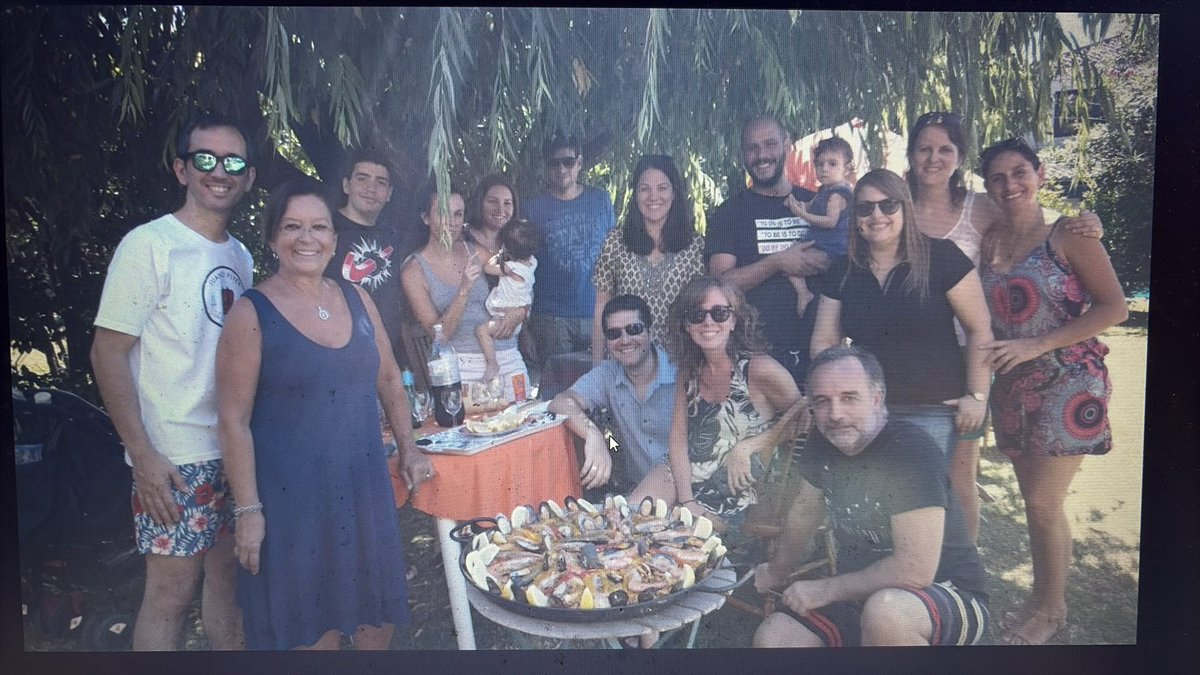 Ordenando mi notebook encontré la primera fideuá que se hizo en casa. Con la excusa de conocernos los de Twitter viajeros (sorry los que no se dejan etiquetar) <a href="/juanoflyer/">Juano</a> <a href="/ekallestad/">Eirin 🇦🇷⭐️⭐️⭐️</a>