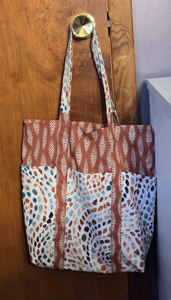CraftWriteFlaut's tweet image. Crafty Saturday! My 9th grader needed a bigger tote (with ✨️pockets✨️) to carry her books and supplies from class to class (no backpacks allowed) so I altered the dimensions of a free pattern I found online and quickly* whipped this up.

*in about 3 hours