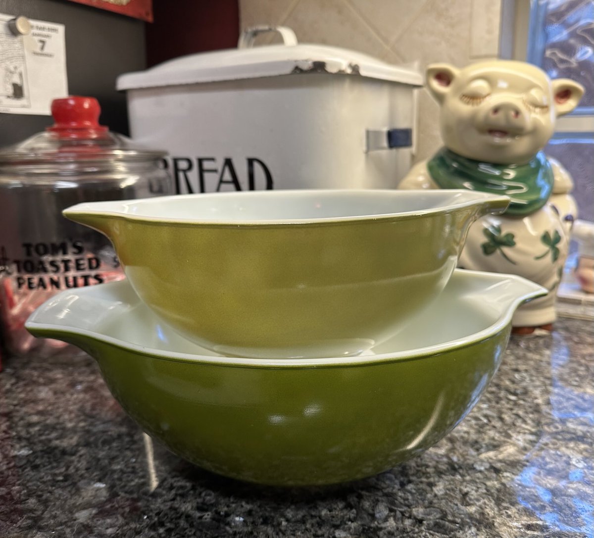 noirgal17's tweet image. They’ve sat at my local antique mall for a year, very fair price, and near-perfect condition.
I said I’d leave them a whole year, for someone else. Well…..🤷🏻‍♀️
(They’re the exact same color; just a trick of the light.) #Pyrex