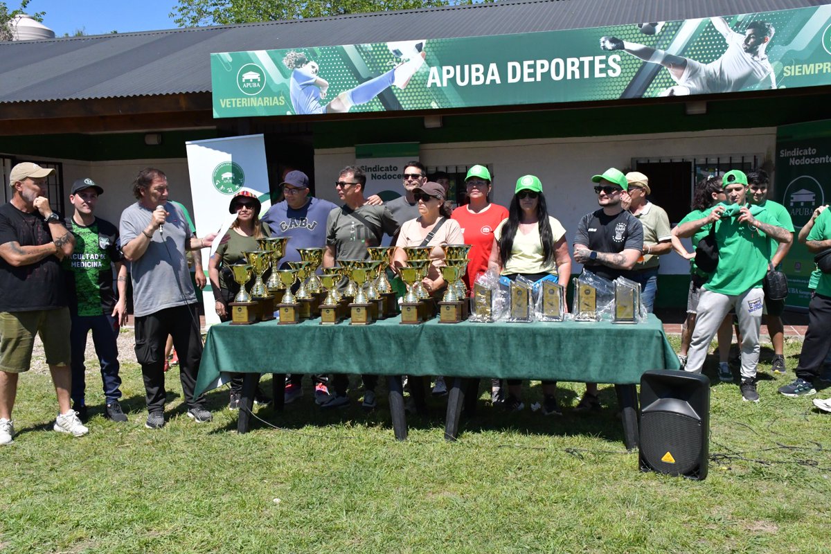 SUPER SÁBADO DEL FÚTBOL DE APUBA.

Después de dos jornadas postergadas por mal tiempo, el sol se apiadó de las ansiedades Nodocentes y llegó el deseado día de las consagraciones del Fútbol femenino, Fútbol Masculino Libre A y Libre B y la definición del Libre C. A la vez se