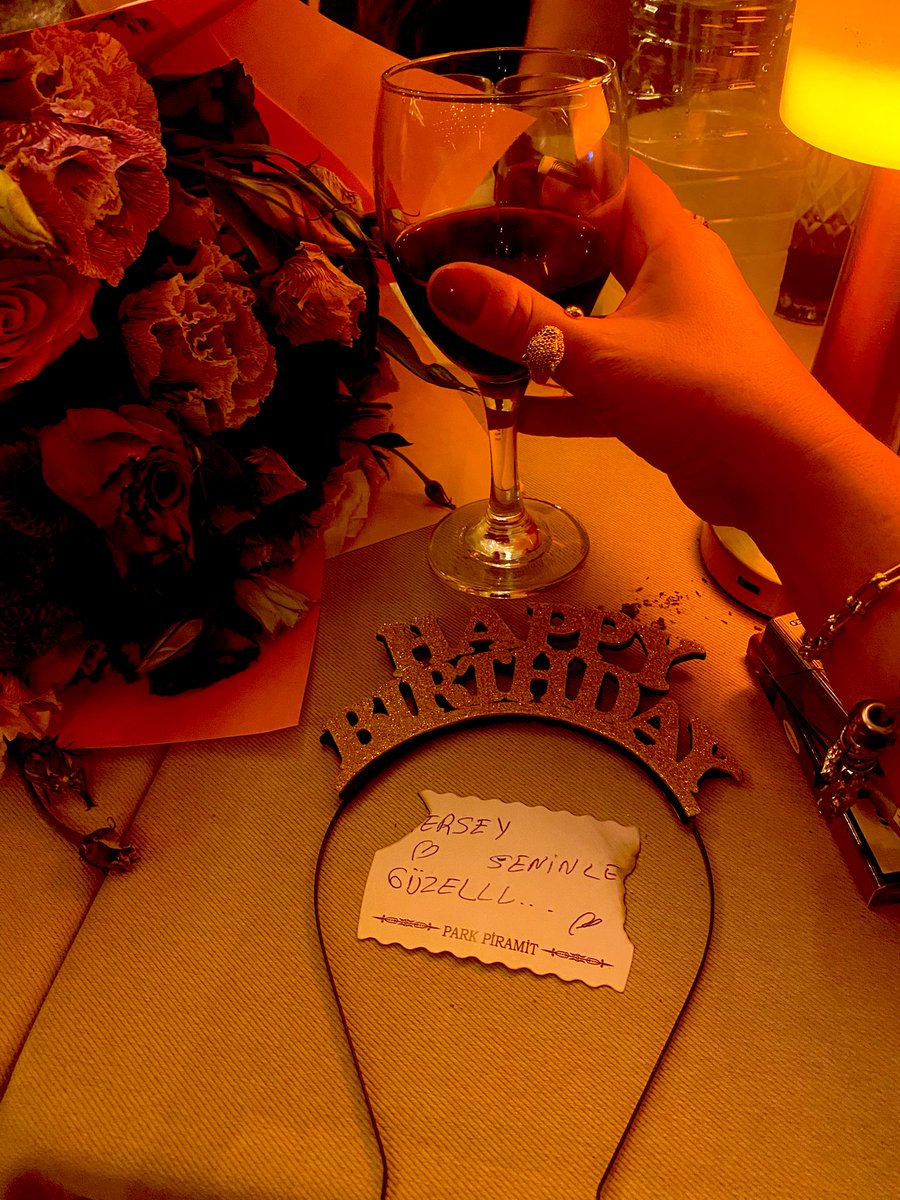 44 olduğuma inanamıyorum 
Bu hesapta bir yanlışlık olmalı 
Daha dün gibi çocukluğum gençliğim….
Neyse iyi ki doğdum Bennnn ♥️🍀🙏💐