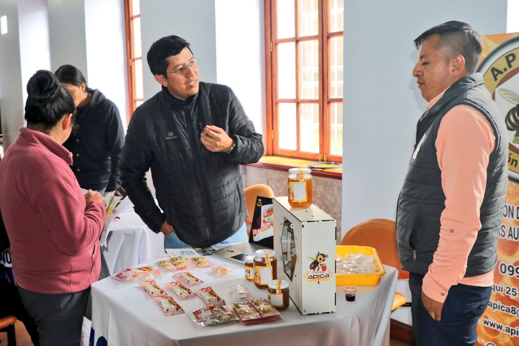 ¡Más espacios de comercialización para la #EPS! 💪

📍#Ambato | Junto a <a href="/camarifepp/">Camari</a> desarrollamos una Rueda de Negocios con la participación de 13 organizaciones de Cotopaxi, Tungurahua, Chimborazo y Pastaza, y 11 potenciales compradores.

#SomosEPS
#NadaNosDetiene