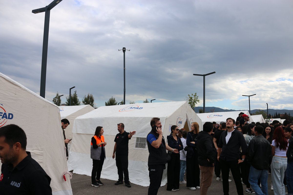 yalovasydv's tweet photo. @yalovavaliligi ve @afad_yalova koordinasyonunda gerçekleştirilen tatbikatta, SYD Vakfı, “Ayni Bağış ve Depo Yönetimi” çalışma grubu olarak çadırkentte bağış dağıtımı ve yönetimini sahada uygulamalı olarak gerçekleştirdi.
@asyaashb https://t.co/jUXFQLV3Af